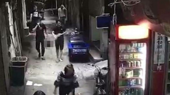 Mengerikan, Bawa Kepala Wanita Pria Ini Terlihat Tenang