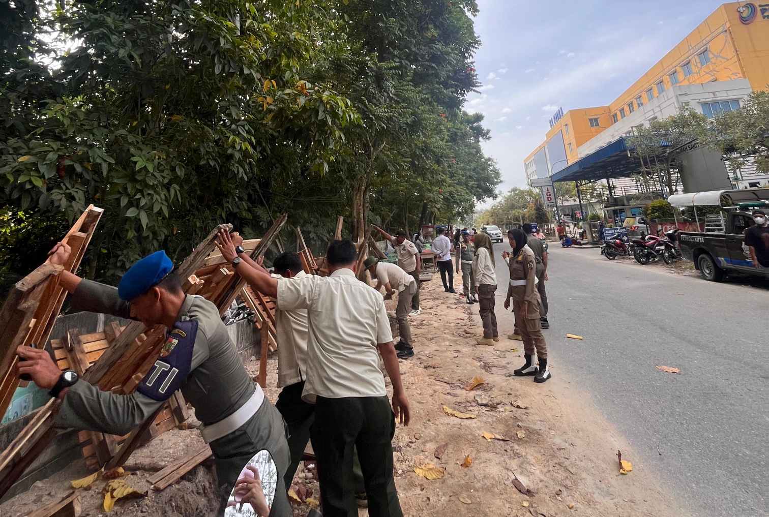 Membandel, Bangunan Liar di Sekitar RS Prima Pekanbaru Kembali Dibongkar Satpol PP