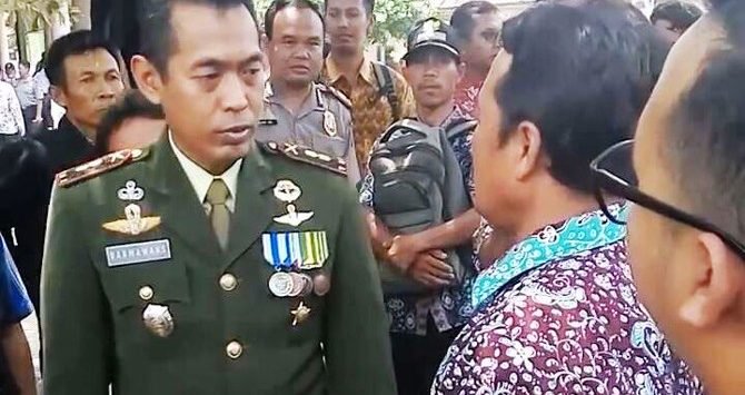 Di Hari Pahlawan, Dandim Malah Tampar Kepala Desa di Depan Umum!