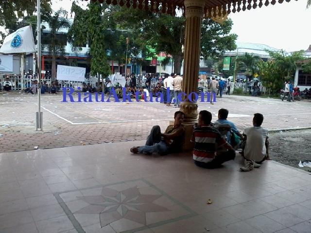 Tolak Outsoursing, Ratusan Buruh Demo Disnaker