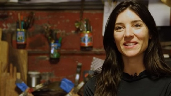 Wanita Ini Ternyata Memiliki Profesi sebagai Pembuat Pisau