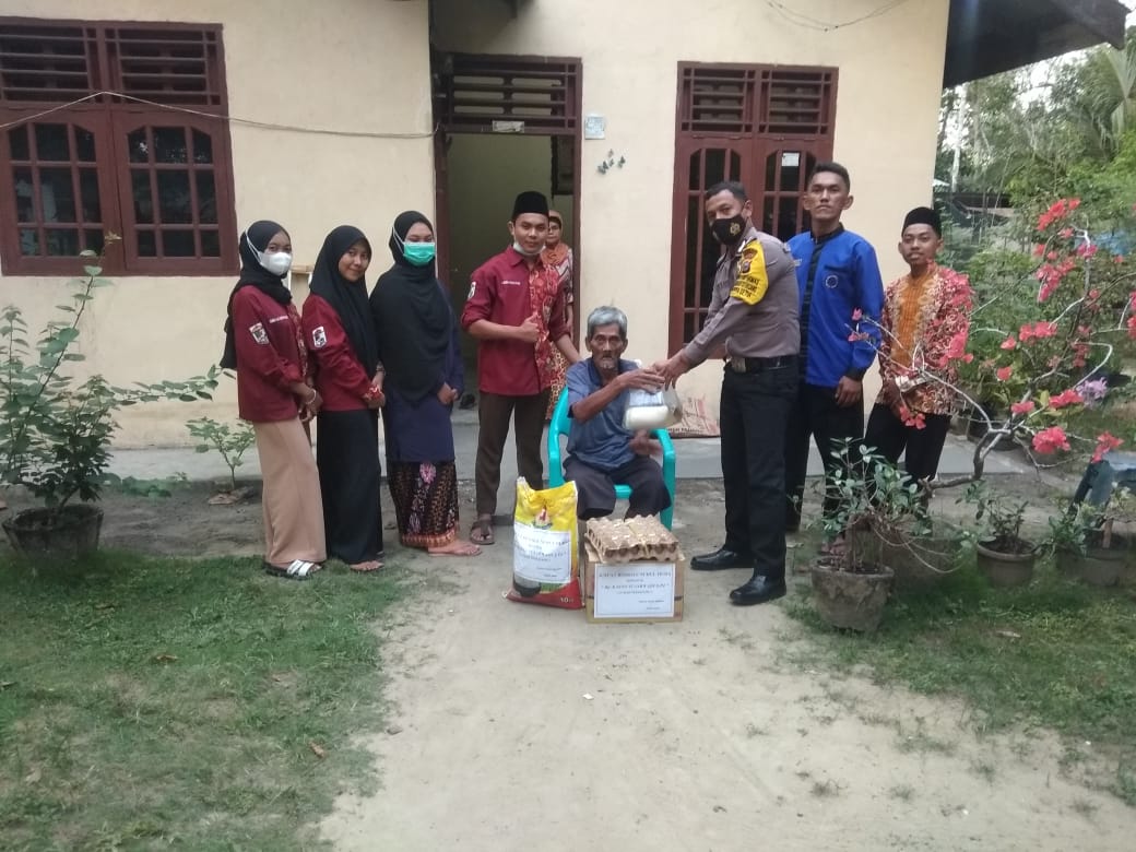 Polsek Bandar Sei Kijang Beri Bantuan Kepada Para Lansia