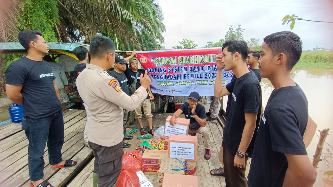 Masih Dilanda Banjir, Warga Pulau Gajah Dikunjungi Polres Inhu