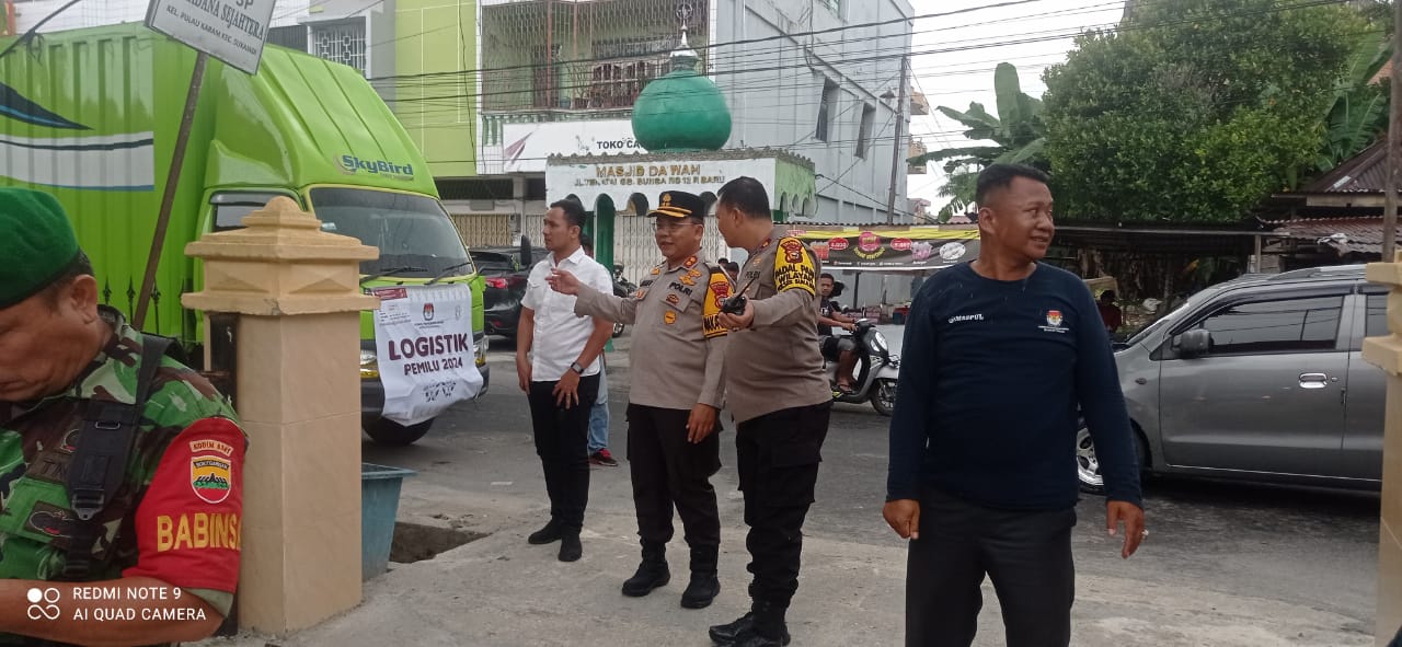 Wakapolresta Pekanbaru Kawal Pendistribusian Logistik Pemilu 2024 di 7 Kelurahan Sukajadi