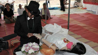 Calon Istri Meninggal Empat Hari Sebelum Pernikahan, Pria Ini Nikahi Jenazahnya