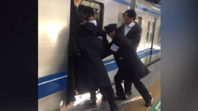 Mengeluh Saat Naik Komuter di Pagi Hari? Di Jepang Lebih Parah