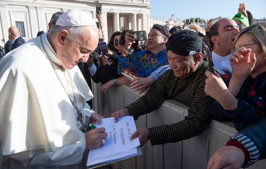 Presiden Jokowi Undang Paus Fransiskus ke Indonesia
