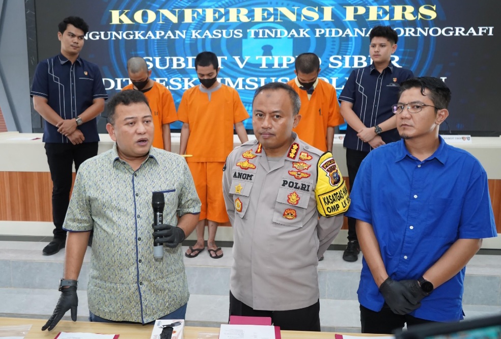 Akal Bulus Guru SD di Riau Sebar Konten Porno LGBT untuk Cari Mangsa