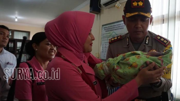 Kapolres Ini Teranyuh Saat Melihat Bayi Cantik Syakira, Ngaku Siap Merawat Sang Bayi