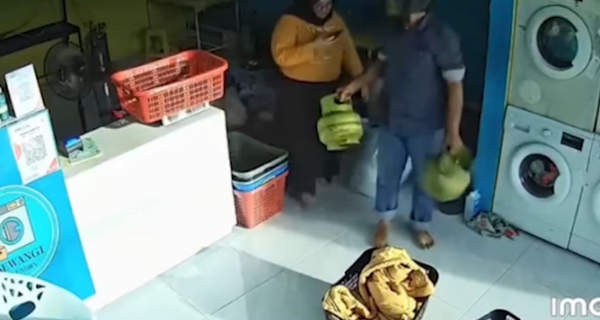 Ngaku Disuruh Bos, Pria di Pekanbaru Bawa Kabur Tabung Gas Laundry Terekam CCTv