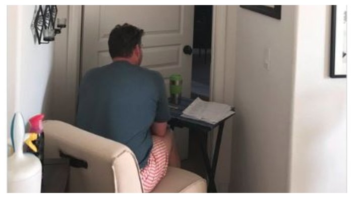 Suami Duduk dan Menunggu di Luar Kamar sang Istri, saat Mengetahui Alasannya Bikin Menangis