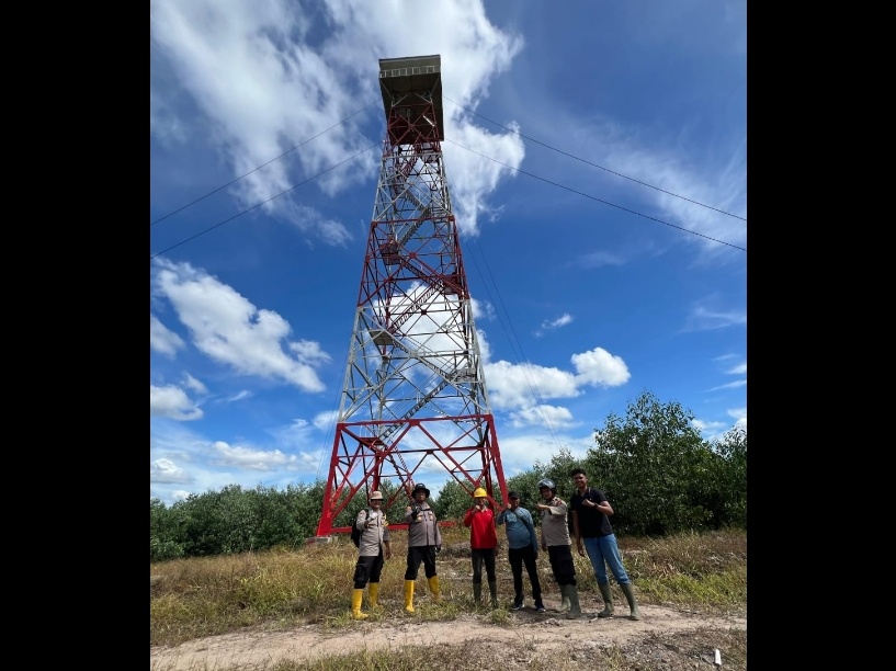 Deteksi Dini Karhutla, Kapolsek Tanah Putih Tanjung Melawan dan PT RUJ Lakukan Pengecekan Menara Api