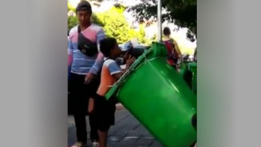 Tak Kuat Menahan Lapar, Anak Ini Makan dan Minum dari Tempat Sampah