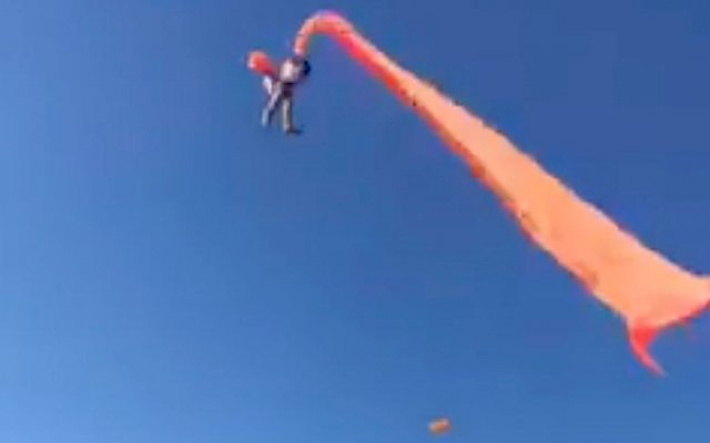 Bocah Perempuan 3 Tahun Diterbangkan Layang-Layang