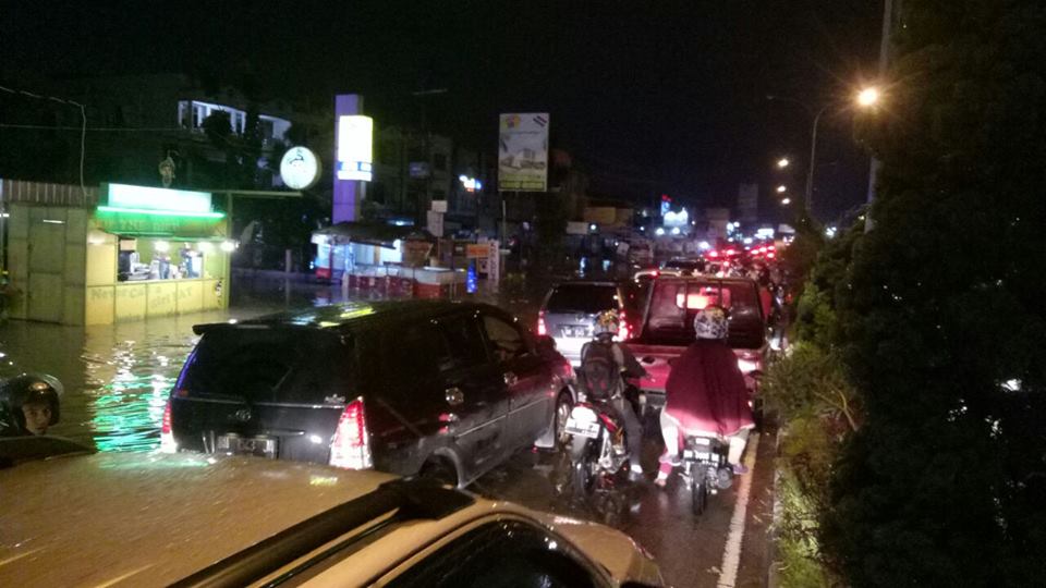 Malam ini HR Soebrantas Pekanbaru Macet Parah Karena Banjir