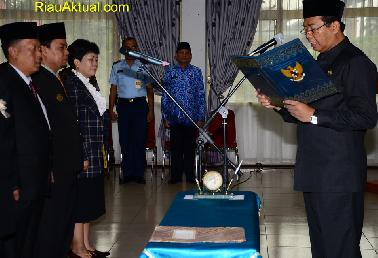 Wako Pekanbaru Lantik Anggota BPSK Periode 2013-2018