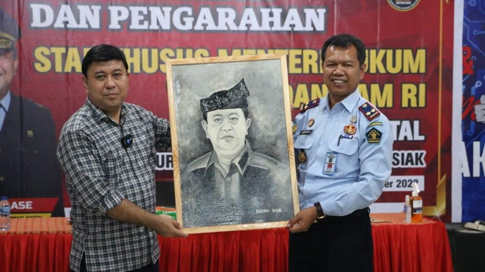 Stafsus Menkumham Diberi Hadiah Lukisan Oleh Warga Binaan Rutan Kelas II B Siak