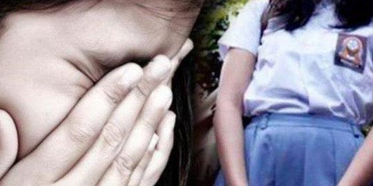 Istri Syok Intip Suami Perkosa Anak dari Lubang Dinding