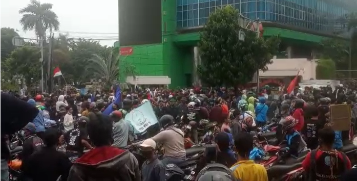 Anak STM Turun ke Jalan Ikut Aksi, Lempar Batu ke Arah Aparat