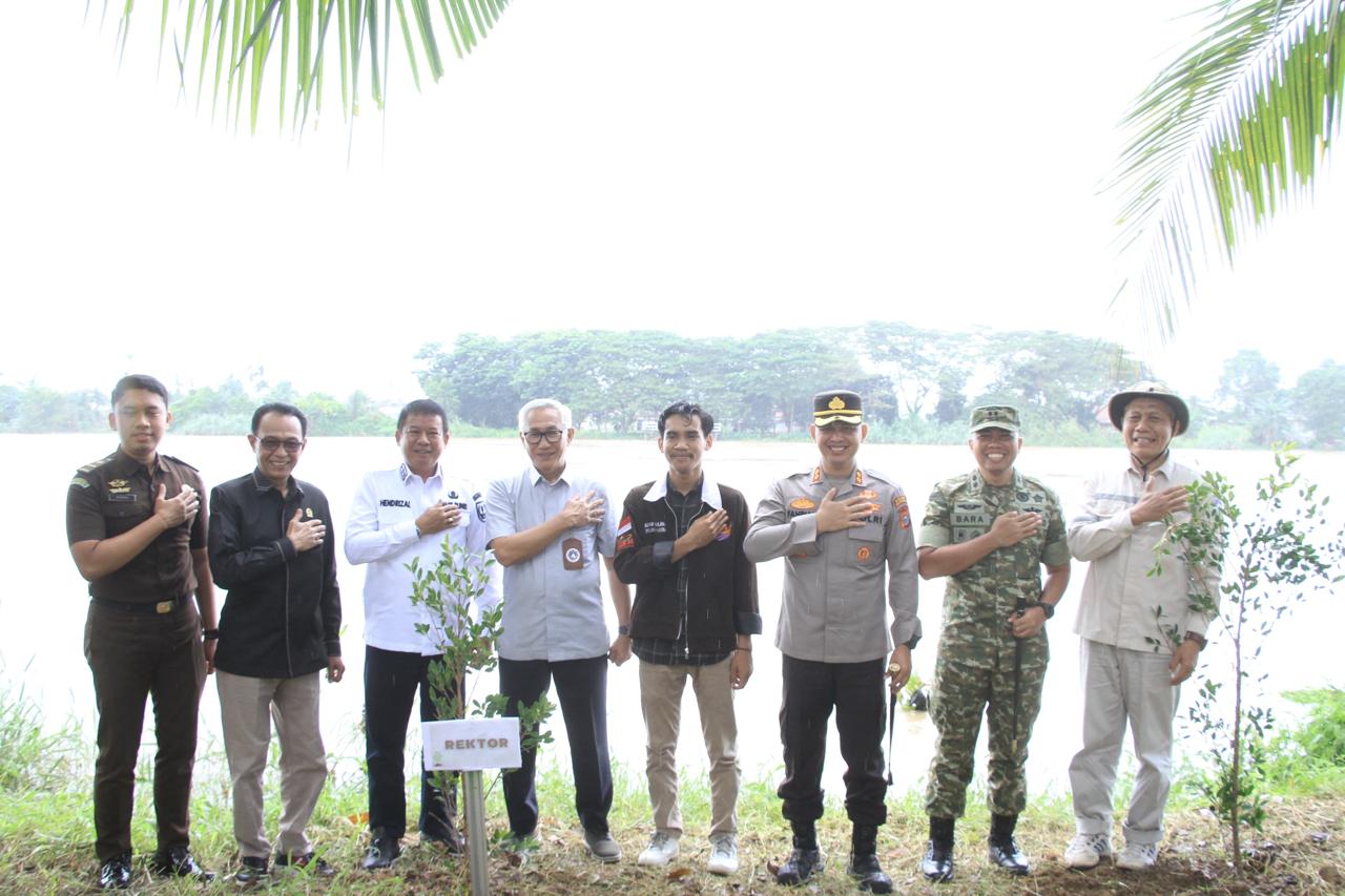 Cegah Abrasi, BEM ITB Indragiri Bersama Forkopimda Inhu Tanam Pohon di Tepian Sungai