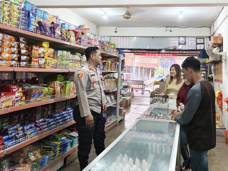 Kapolsek Pulau Burung Sambangi Pedagang Sembako untuk Pesan Pilkada Damai 2024