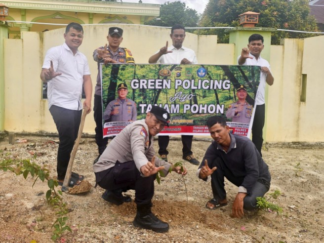 Green Policing Masuk Rumah Ibadah, Polsek Rimba Melintang Tanam Pohon di Masjid