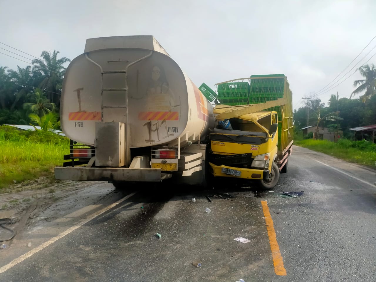 Truck Colt Diesel Asal Medan Laga Kambing Truck Tanki CPO Asal Riau