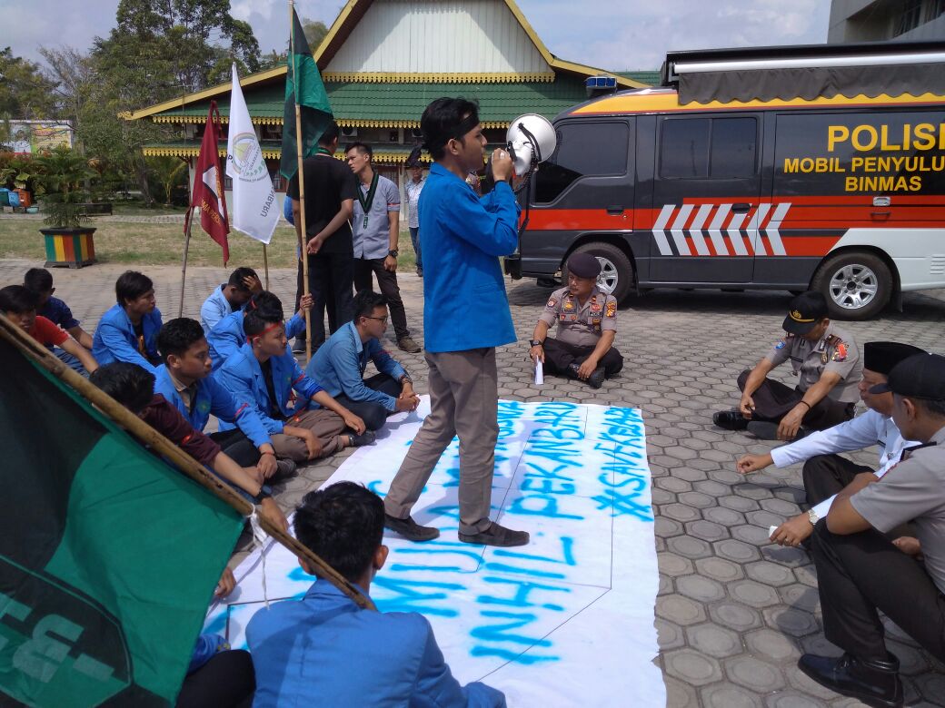 Kelapa Murah, Mahasiswa Gelar Aksi Demo di Kantor Bupati Inh