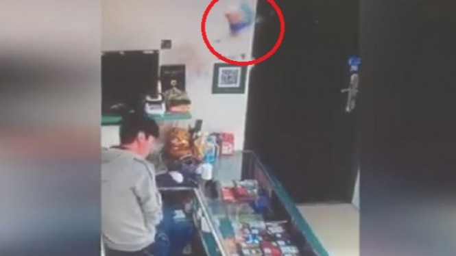 Video Detik-detik Mie Instan Meledak dan Melayang ke Udara