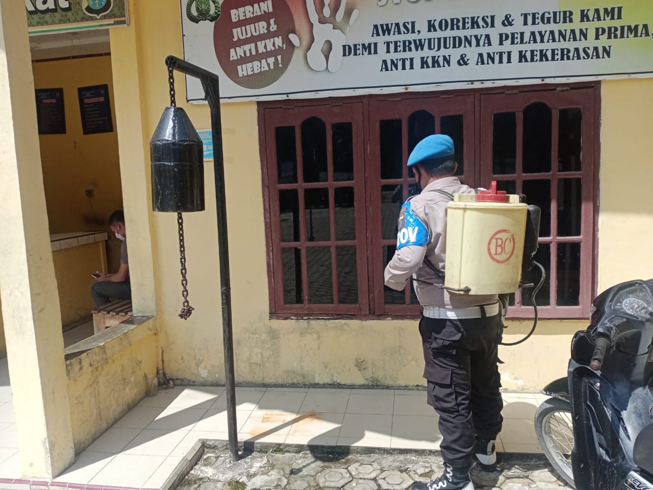 Sterilisasi Mako, Personel Polsek Kerumutan Semprotkan Cairan Disinfektan