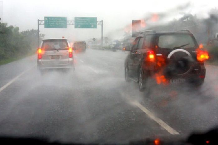 Ini Cara Ngerem yang Benar Saat Lewat Jalanan Licin