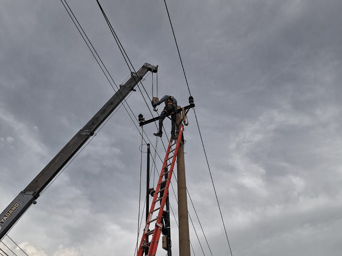 PLN Pulihkan Pasokan Listrik di Ukui Pelalawan Akibat Cuaca Ekstrem