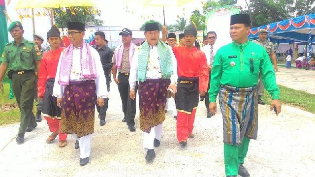 Pemkab Serahkan Bantuan 63 Unit Mesin Pertanian