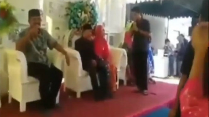 Nyanyi di Nikahan Mantan Lagunya Nyindir Banget