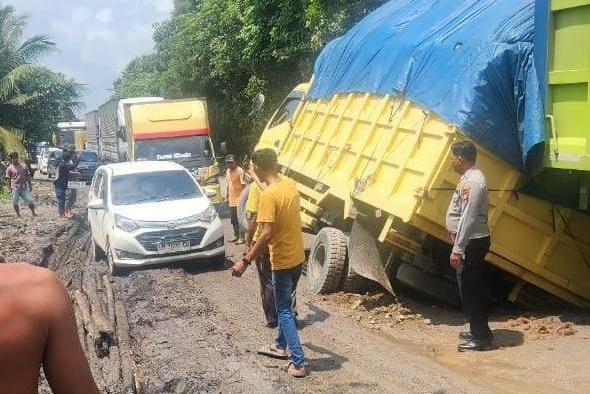 Unit Lantas Polsek Singingi Hilir Gerak Cepat Atasi Kemacetan di Jalan Lintas Desa Sungai Paku