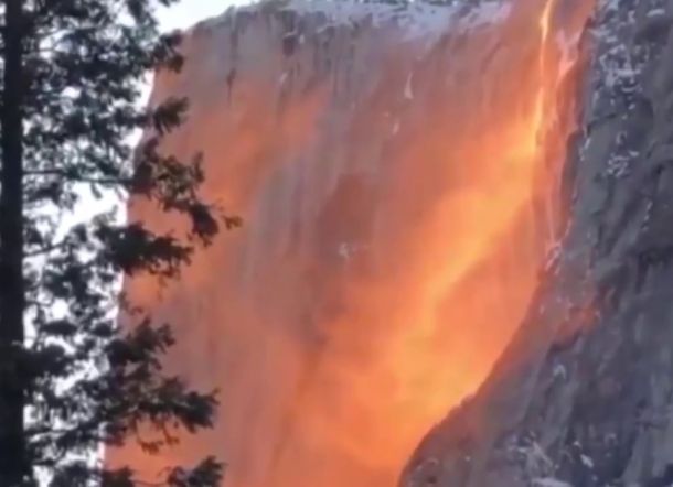 Air Terjun Api Ini Hanya Muncul Sekali 2 Pekan