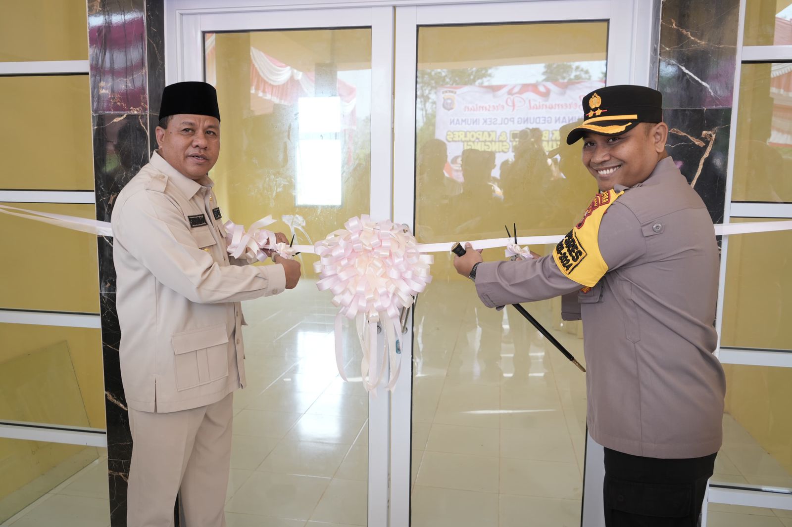 Kapolres Kuansing Bersama Bupati Suhardiman Resmikan Gedung Polsek Inuman