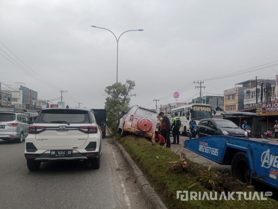 Satu Unit Toyota Rush Terlibat Laka Tunggal Hingga Panjat Trotoar Jalan