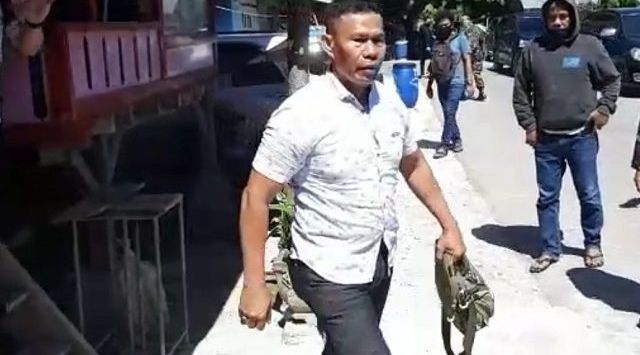 Video Viral, Ruslan Buton Cium Tangan Ibu Sebelum Dibawa Polisi