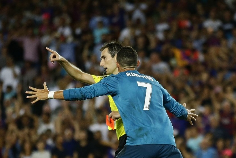 Messi Pernah Dorong Wasit, tapi Lolos dari Hukuman, Kenapa Ronaldo Dihukum ?