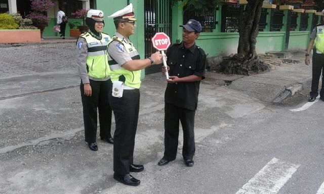 Dalam Rangka Operasi Zebra Siak 2016, Sat Lantas Pekanbaru Bagikan Papan Portble