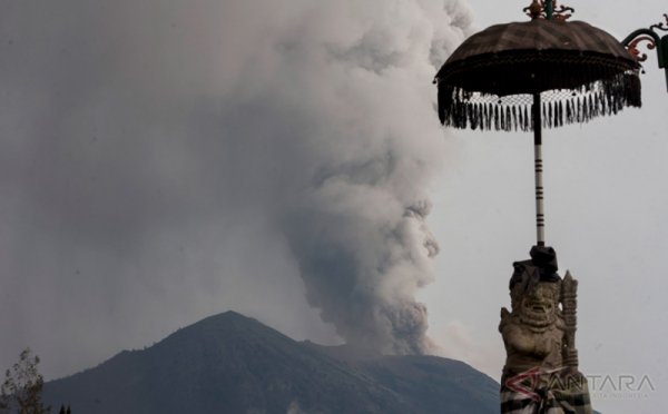 PVMBG Prediksi Kawah Gunung Agung Akan Terisi Penuh Dalam Waktu 10 Hari