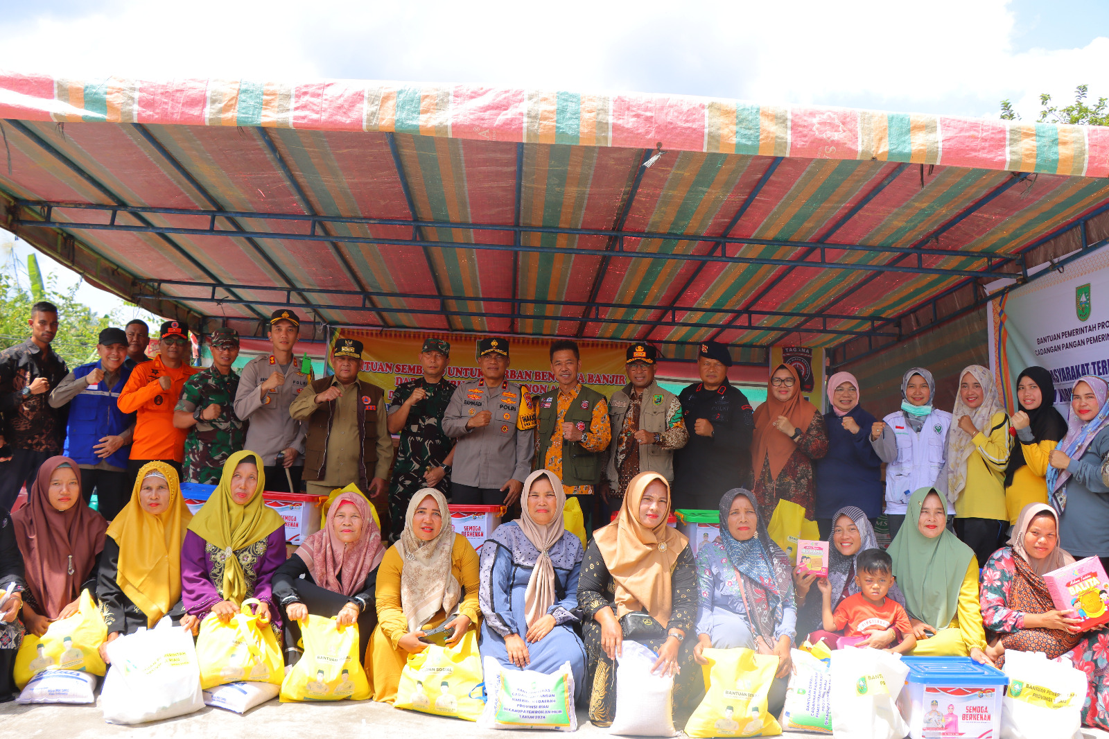 Wakapolda Riau dan Kapolres Rohil Beri Sembako ke Korban Banjir dan Sosialisasikan Pemilu