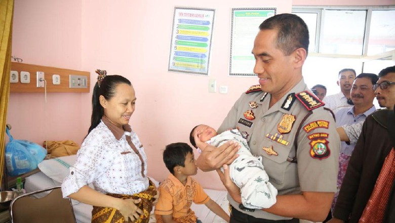 Terus Ditolak Taksi, Ibu di Jakut Melahirkan di Mobil Polisi