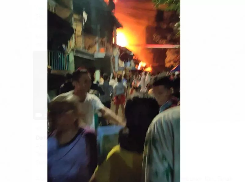 Kebakaran Landa Petamburan Dekat Rumah Habib Rizieq Malam Ini