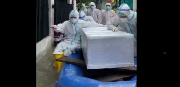 Detik-detik Polisi Evakuasi Jenazah Covid yang Terjebak Banjir