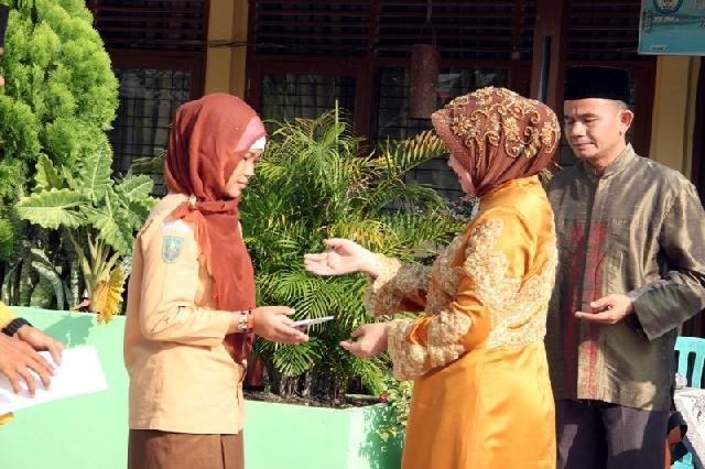 SMAN 12 Pekanbaru Tutup Pesantren Kilat Dengan Santuni Anak Yatim