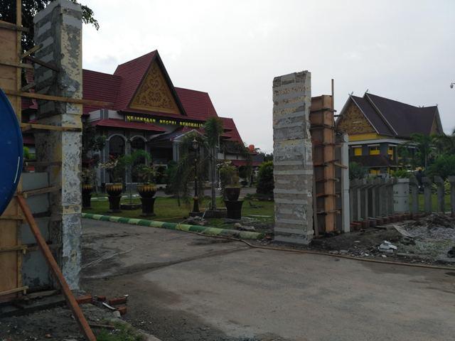 Proyek Rehab Pagar Kantor Kejari Bengkalis Diduga Siluman
