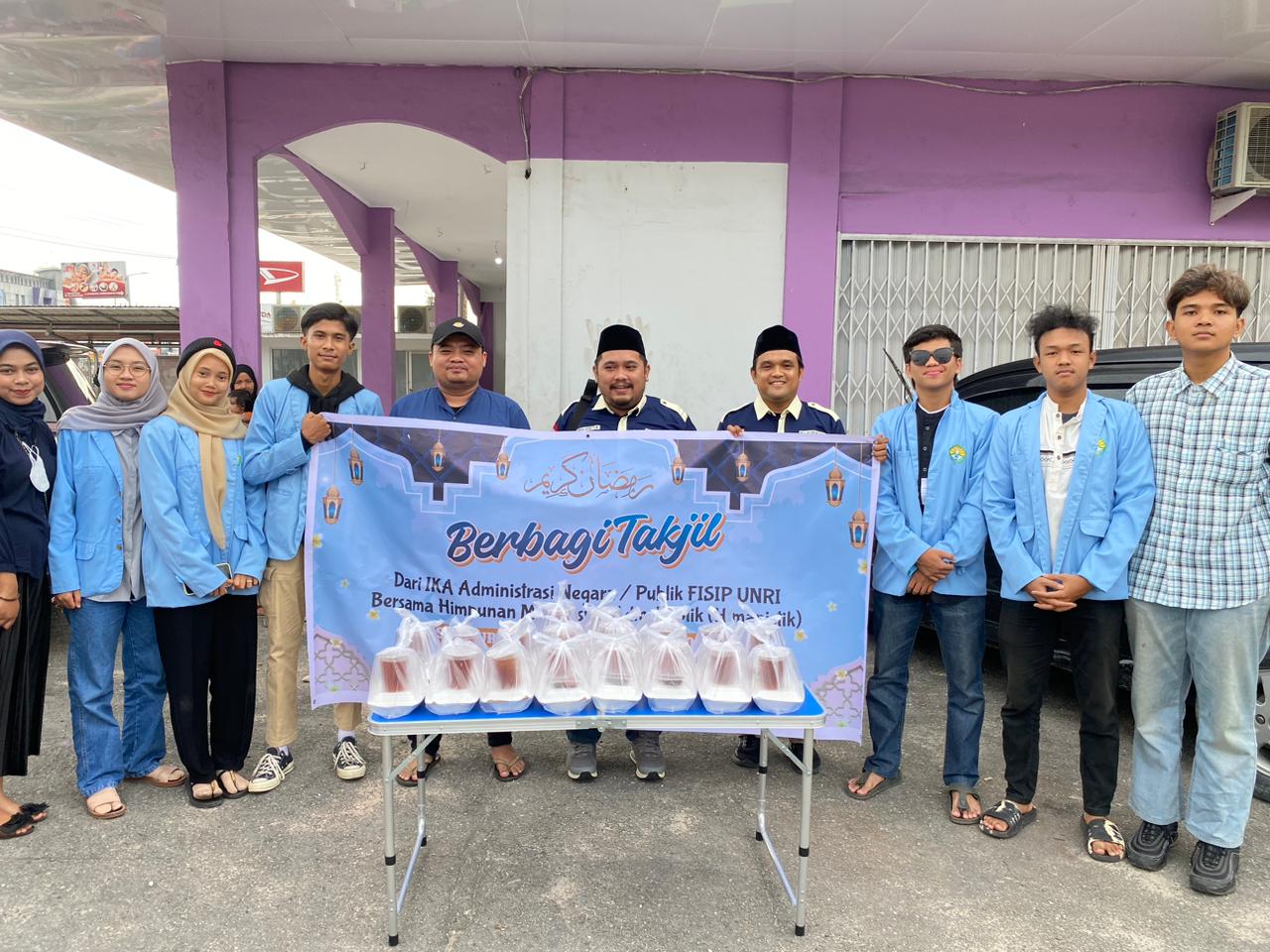 Mahasiswa dan Alumni FISIP UNRI Berbagi Berkah