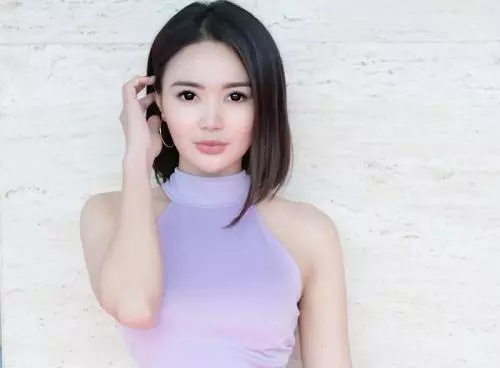 Pose Wika Salim Berbalut Baju Ketat, Buat Lelaki Melongo